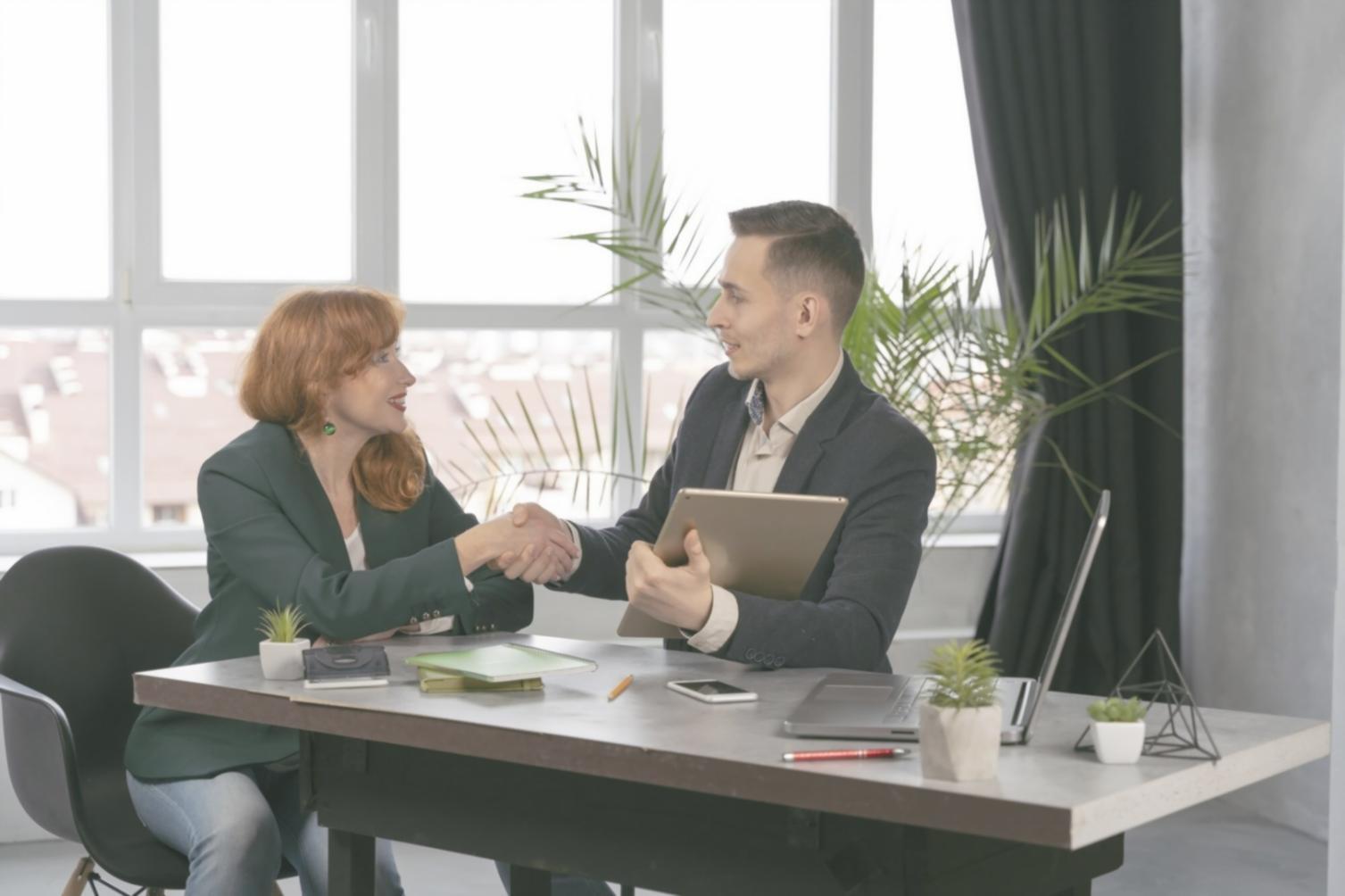 Participants travaillant ensemble sur leurs budgets personnels lors d'une session de formation