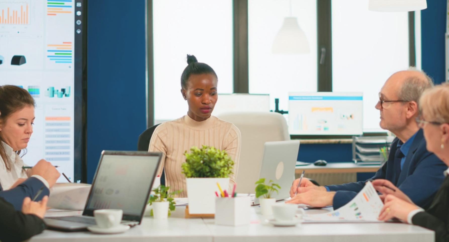 Session de formation interactive avec participants travaillant sur des exercices pratiques de budget